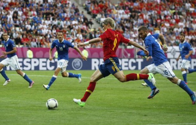 L'Espagnol Fernando Torres contre l'Italie, le 10 juin 2012 à Gdansk. L'Espagnol Fernando Torres contre l'Italie, le 10 juin 2012 à Gdansk.