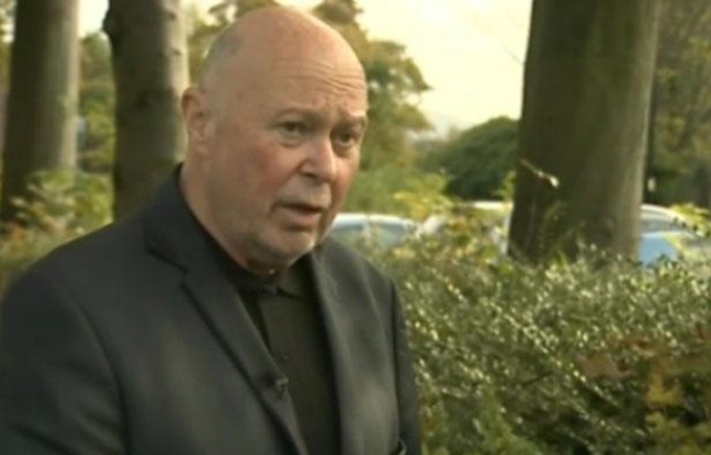 Colin Farmer, un Britannique aveugle âgé de 61 ans témoigne le 18 octobre 2012, après avoir été tasé par un policier, à Chorley, dans le Lancashire. Colin Farmer, un Britannique aveugle âgé de 61 ans témoigne le 18 octobre 2012, après avoir été tasé par un policier, à Chorley, dans le Lancashire.