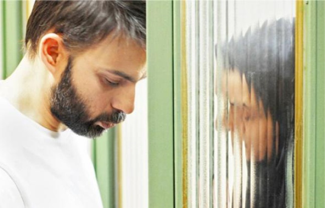 Un divorcé et son employée, au bord du conflit social et humain. Un divorcé et son employée, au bord du conflit social et humain.