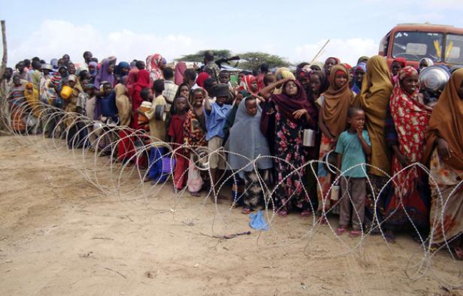 Des habitants du Sud de la Somalie en attente de recevoir des aides dans un camp de Mogadiscio, le 16 juillet 2011. Des habitants du Sud de la Somalie en attente de recevoir des aides dans un camp de Mogadiscio, le 16 juillet 2011.