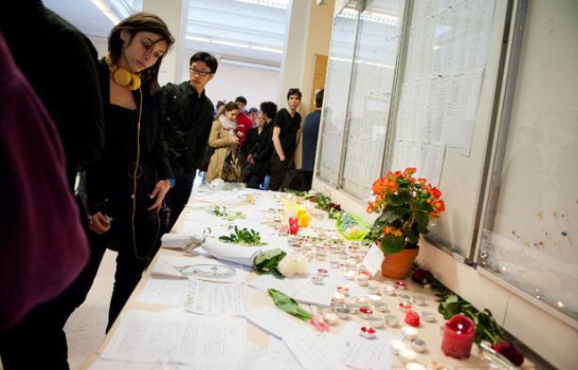 Les élèves de Sciences Po à Paris se recueillent, après l'annonce du décès de leur directeur, mercredi 4 avril Les élèves de Sciences Po à Paris se recueillent, après l'annonce du décès de leur directeur, mercredi 4 avril