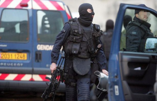 Un forcené de 44 ans, retranché chez lui avec six armes de chasse depuis vendredi soir à Bouchy-Saint-Genest (Marne), a été retrouvé mort sur son lit par les forces de l'ordre, a-t-on appris samedi auprès des gendarmes. Un forcené de 44 ans, retranché chez lui avec six armes de chasse depuis vendredi soir à Bouchy-Saint-Genest (Marne), a été retrouvé mort sur son lit par les forces de l'ordre, a-t-on appris samedi auprès des gendarmes.