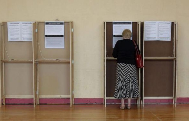 Le dépouillement du vote du référendum sur le pacte budgétaire européen débute vendredi matin à 8H00 GMT, les premières indications étant attendues à la mi-journée et le résultat dans l'après midi. Le dépouillement du vote du référendum sur le pacte budgétaire européen débute vendredi matin à 8H00 GMT, les premières indications étant attendues à la mi-journée et le résultat dans l'après midi.
