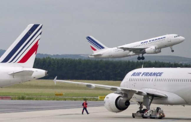 Air France, plongée dans une grande révision de sa stratégie pour sortir des difficultés et renouer avec la compétitivité, dévoilera à combien elle chiffre son sureffectif et par quelles mesures elle entend y remédier, jeudi lors d'un comité central d'entreprise. Air France, plongée dans une grande révision de sa stratégie pour sortir des difficultés et renouer avec la compétitivité, dévoilera à combien elle chiffre son sureffectif et par quelles mesures elle entend y remédier, jeudi lors d'un comité central d'entreprise.