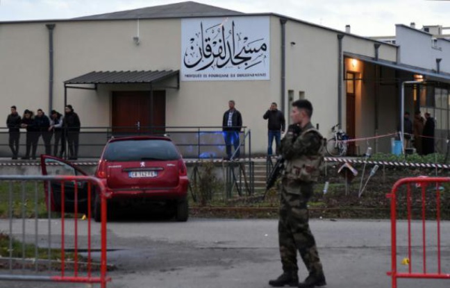 Des policiers près d'une voiture endommagée devant la mosquée de Valence, le 1er janvier 2016, après qu'un homme a foncé en voiture sur un militaire Des policiers près d'une voiture endommagée devant la mosquée de Valence, le 1er janvier 2016, après qu'un homme a foncé en voiture sur un militaire