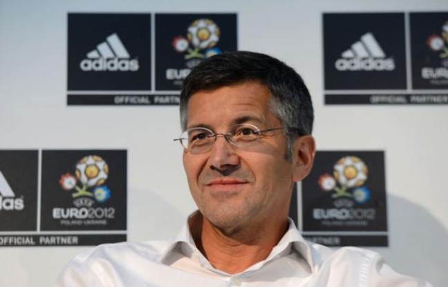 L'allemand Adidas profite de l'Euro-2012 pour asseoir sa position de numéro un mondial dans le secteur du football, où il prévoit des ventes record cette année, la récession qui pèse sur plusieurs marchés européens n'entamant pas l'appétit des fans pour maillots et ballons. L'allemand Adidas profite de l'Euro-2012 pour asseoir sa position de numéro un mondial dans le secteur du football, où il prévoit des ventes record cette année, la récession qui pèse sur plusieurs marchés européens n'entamant pas l'appétit des fans pour maillots et ballons.