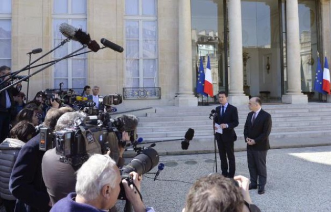 Le Premier ministre Manuel Valls réagit devant la presse à l'annonce d'un attentat déjoué, en présence du ministre de l'Intérieur Bernard Cazeneuve dans la cour de l'Elysée, le 22 avril 2015 à Paris Le Premier ministre Manuel Valls réagit devant la presse à l'annonce d'un attentat déjoué, en présence du ministre de l'Intérieur Bernard Cazeneuve dans la cour de l'Elysée, le 22 avril 2015 à Paris