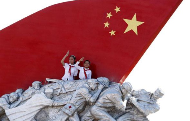 Des slogans proclamaient «Vive la pensée Mao Zedong» ou «Soutenir la théorie de Deng Xiaoping», tandis que sur la place, des panneaux soutenus par 80.000 écoliers permettaient d'en lire d'autres, comme «Le socialisme est bon». Des slogans proclamaient «Vive la pensée Mao Zedong» ou «Soutenir la théorie de Deng Xiaoping», tandis que sur la place, des panneaux soutenus par 80.000 écoliers permettaient d'en lire d'autres, comme «Le socialisme est bon».