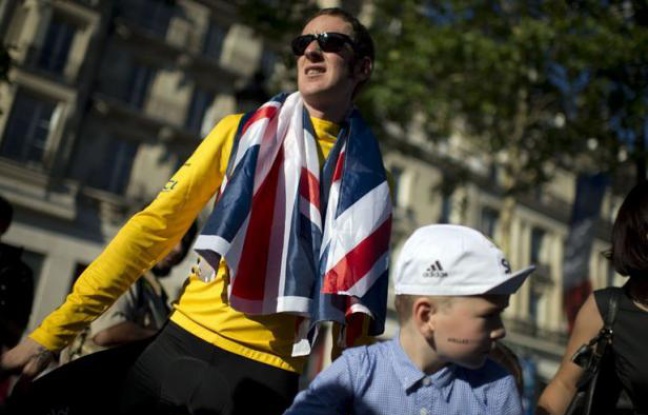 La tante de Bradley Wiggins a déclaré mardi qu'elle espérait que toute la publicité faite autour de la victoire de son neveu dans le Tour de France ferait émerger de nouvelles informations sur la mort mystérieuse du père de Wiggins en 2008. La tante de Bradley Wiggins a déclaré mardi qu'elle espérait que toute la publicité faite autour de la victoire de son neveu dans le Tour de France ferait émerger de nouvelles informations sur la mort mystérieuse du père de Wiggins en 2008.