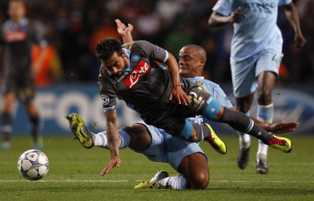 Vincent Kompany (en bleu) de Manchester City tacle Lavezzi de Naples, le 14 septembre 2011 Vincent Kompany (en bleu) de Manchester City tacle Lavezzi de Naples, le 14 septembre 2011