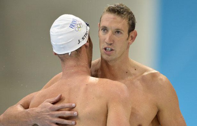 Alain Bernard congratule Jérémy Stravius après la série du 4 fois 100m, le 29 juin 2012, à Londres. Alain Bernard congratule Jérémy Stravius après la série du 4 fois 100m, le 29 juin 2012, à Londres.