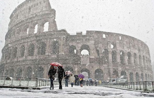 Le Colisée sous la neige, Rome, le 12 février 2010. Le Colisée sous la neige, Rome, le 12 février 2010.
