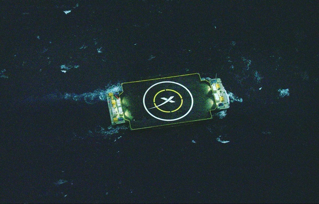 La barge sur laquelle doit atterrir la fusée Falcon 9 de SpaceX, dans l'océan atlantique. La barge sur laquelle doit atterrir la fusée Falcon 9 de SpaceX, dans l'océan atlantique.