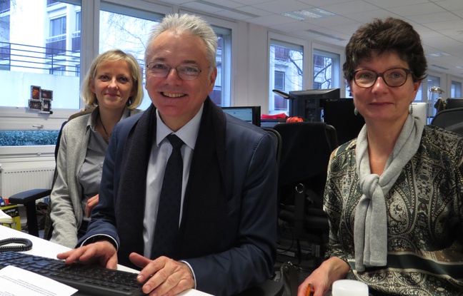 Daniel Lenoir, directeur général de la Caisse nationale des allocations familiales en chat, chez 20 Minutes avec ses collaboratrices, Isabelle Brohier (à g.) et Mariette Daval (à dr.) le 10 février 2016. Daniel Lenoir, directeur général de la Caisse nationale des allocations familiales en chat, chez 20 Minutes avec ses collaboratrices, Isabelle Brohier (à g.) et Mariette Daval (à dr.) le 10 février 2016.