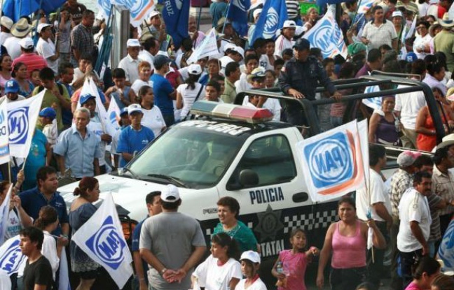 A Veracruz, principal port du Mexique, les électeurs iront aux urnes dimanche pour élire leur président dans une ville en état de guerre virtuel, où des militaires au visage masqué affrontent les narcotrafiquants en plein jour. A Veracruz, principal port du Mexique, les électeurs iront aux urnes dimanche pour élire leur président dans une ville en état de guerre virtuel, où des militaires au visage masqué affrontent les narcotrafiquants en plein jour.