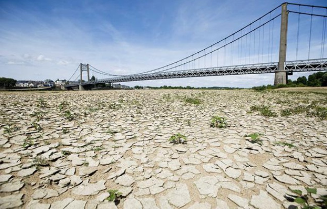 A cause de la sécheresse, la terre est craquelée à certains endroits, comme ici près d'Ancenis en Loire Atlantique, le 22 mai 2011. A cause de la sécheresse, la terre est craquelée à certains endroits, comme ici près d'Ancenis en Loire Atlantique, le 22 mai 2011.