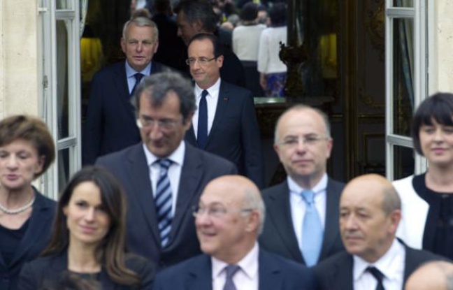 François Hollande et Jean-Marc Ayrault, rejoignent le gouvernement sur le perron de l'Elysée, le 17 mai 2012. François Hollande et Jean-Marc Ayrault, rejoignent le gouvernement sur le perron de l'Elysée, le 17 mai 2012.