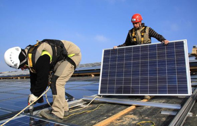 Installation de panneaux photovoltaïques. Installation de panneaux photovoltaïques.