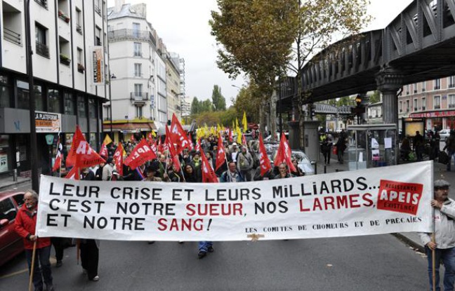 Des personnes défilent à l'appel d'associations de chômeurs et de lutte contre la précarité pour dénoncer les politiques d'austérité du gouvernement, le 8 octobre 2011 à Paris. Des personnes défilent à l'appel d'associations de chômeurs et de lutte contre la précarité pour dénoncer les politiques d'austérité du gouvernement, le 8 octobre 2011 à Paris.