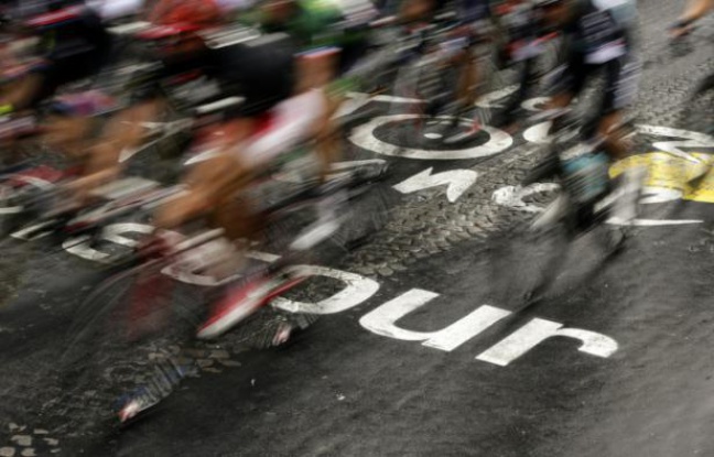 Les cyclistes en pleine compétition lors de la 102 ème édition du Tour de France, le 26 juillet 2015 entre Sèvres et Paris Les cyclistes en pleine compétition lors de la 102 ème édition du Tour de France, le 26 juillet 2015 entre Sèvres et Paris
