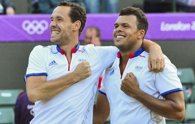 Michael Llodra et Jo-Wilfried Tsonga après leur victoire en demi-finale des Jeux Olympiques contre les Espagnols Ferrer et Lopez, le 3 août 2012, à Londres. Michael Llodra et Jo-Wilfried Tsonga après leur victoire en demi-finale des Jeux Olympiques contre les Espagnols Ferrer et Lopez, le 3 août 2012, à Londres.