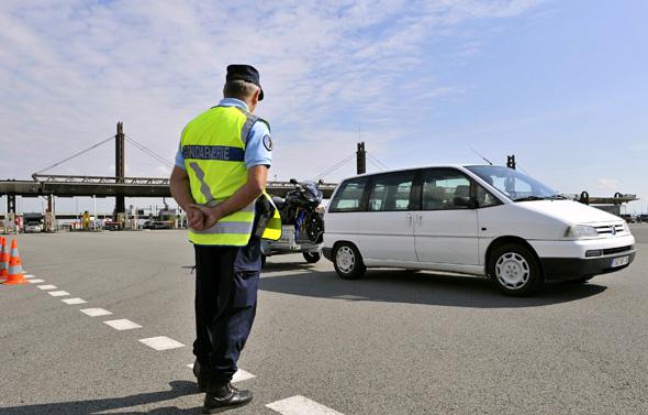 Un gendarme contrôle des véhicules, le 13 août 2010 au péage autoroutier de Gerzat dans le cadre du dispositif de sécurisation routière mis en place par la gendarmerie. Un gendarme contrôle des véhicules, le 13 août 2010 au péage autoroutier de Gerzat dans le cadre du dispositif de sécurisation routière mis en place par la gendarmerie.