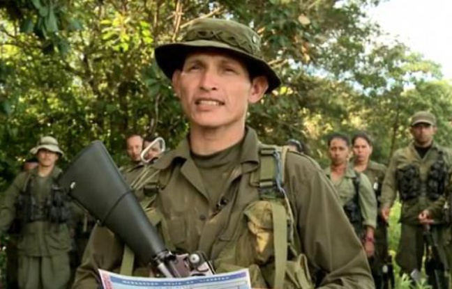 Un soldat du Front 15, des Farc, lit une déclaration, le 5 mai 2012, affirmant que le groupe détient le journaliste de France 24 Roméo Langlois. Un soldat du Front 15, des Farc, lit une déclaration, le 5 mai 2012, affirmant que le groupe détient le journaliste de France 24 Roméo Langlois.