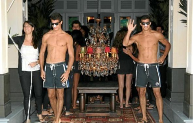 En haut, une boutique Abercrombie à Palo Alto en Californie. En bas, des Apollons des magasins Hollister. En haut, une boutique Abercrombie à Palo Alto en Californie. En bas, des Apollons des magasins Hollister.