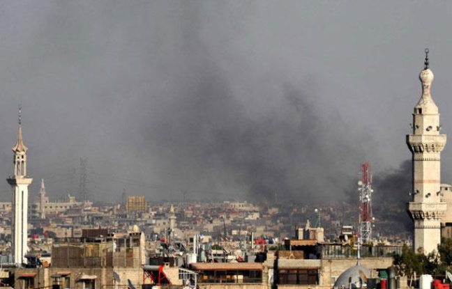 Un panache de fumée s'élève au dessus de Damas, après l'attentat qui a tué quatre hauts responsables syriens, mercredi 18 juillet Un panache de fumée s'élève au dessus de Damas, après l'attentat qui a tué quatre hauts responsables syriens, mercredi 18 juillet