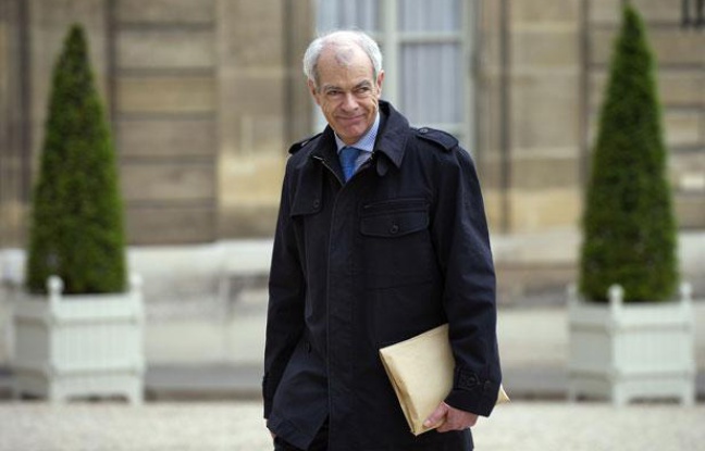 Le contrôleur général des lieux de privation de liberté, Jean-Marie Delarue, arrive à l'Elysée avec le rapport qu'il vient remettre au président de la République Nicolas Sarkozy, le 02 mai 2011 à Paris. Le contrôleur général des lieux de privation de liberté, Jean-Marie Delarue, arrive à l'Elysée avec le rapport qu'il vient remettre au président de la République Nicolas Sarkozy, le 02 mai 2011 à Paris.