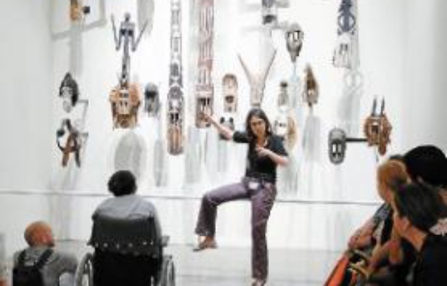 La conférencière a dévoilé les perles et masques du musée du quai Branly. La conférencière a dévoilé les perles et masques du musée du quai Branly.