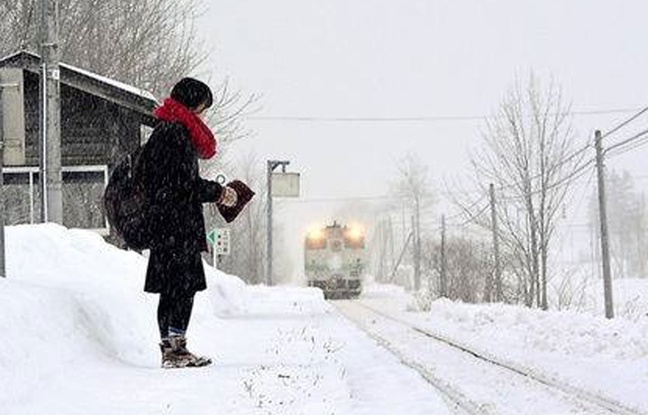 Matin et soir, un train passe dans cette petite gare perdue pour permettre à l'adolescente d'aller au lycée. Matin et soir, un train passe dans cette petite gare perdue pour permettre à l'adolescente d'aller au lycée.