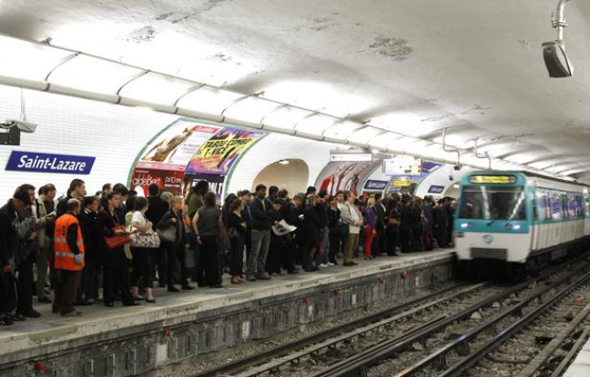 Des passagers attendent le métro à la station Saint-Lazare, à Paris, le 23 septembre 2010. Des passagers attendent le métro à la station Saint-Lazare, à Paris, le 23 septembre 2010.