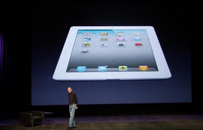Steve Jobs présente l'iPad 2, à San Francisco, le 2 mars 2011. Steve Jobs présente l'iPad 2, à San Francisco, le 2 mars 2011.
