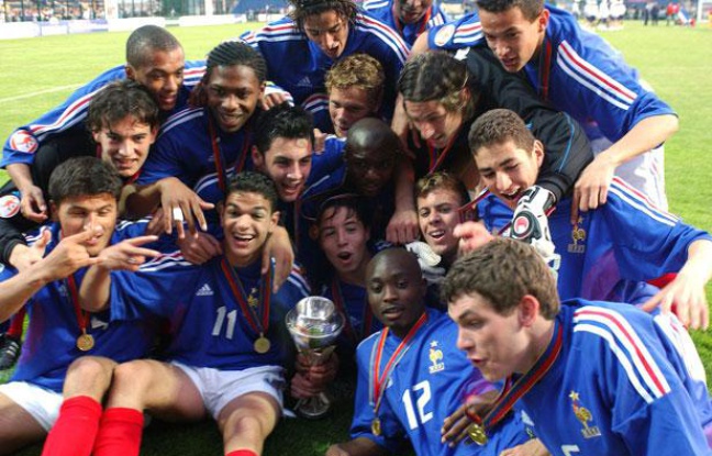 L'équipe de France des moins de 17 ans, lors de son titre de championne d'Europe le 15 mai 2004 à Chateauroux. L'équipe de France des moins de 17 ans, lors de son titre de championne d'Europe le 15 mai 2004 à Chateauroux.