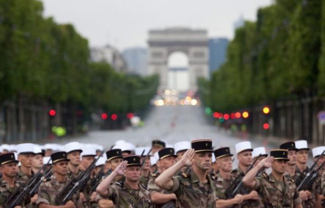 Le président François Hollande présidera samedi matin son premier défilé militaire du 14 juillet sur les Champs-Elysées, avant de s'adresser aux Français, pour réaffirmer le lien entre la Nation et son armée. Le président François Hollande présidera samedi matin son premier défilé militaire du 14 juillet sur les Champs-Elysées, avant de s'adresser aux Français, pour réaffirmer le lien entre la Nation et son armée.