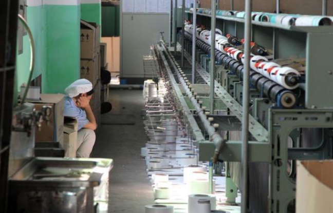 La Chine a annoncé vendredi sa croissance la plus faible depuis la crise financière, avec 7,6% au deuxième trimestre, en raison de difficultés internes et externes qui devraient inciter le gouvernement à continuer à assouplir sa politique monétaire, selon les analystes. La Chine a annoncé vendredi sa croissance la plus faible depuis la crise financière, avec 7,6% au deuxième trimestre, en raison de difficultés internes et externes qui devraient inciter le gouvernement à continuer à assouplir sa politique monétaire, selon les analystes.