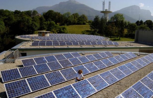 Le fabricant de cellules pour panneaux solaires Photovoltech, filiale belge de GDF Suez et Total, projette sa fermeture et le licenciement de ses 267 salariés, devenant ainsi la dernière victime en date de la crise de surcapacités qui secoue le secteur photovoltaïque. Le fabricant de cellules pour panneaux solaires Photovoltech, filiale belge de GDF Suez et Total, projette sa fermeture et le licenciement de ses 267 salariés, devenant ainsi la dernière victime en date de la crise de surcapacités qui secoue le secteur photovoltaïque.