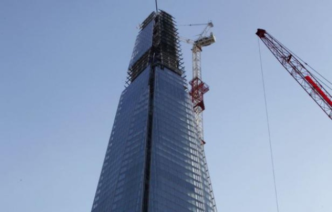 Gigantesque et controversé éclat de verre de 310 mètres de haut, le Shard, plus haut gratte-ciel d'Europe, est officiellement inauguré jeudi à Londres, prêt à temps pour rayonner lors des jeux Olympiques qui commencent dans trois semaines. Gigantesque et controversé éclat de verre de 310 mètres de haut, le Shard, plus haut gratte-ciel d'Europe, est officiellement inauguré jeudi à Londres, prêt à temps pour rayonner lors des jeux Olympiques qui commencent dans trois semaines.