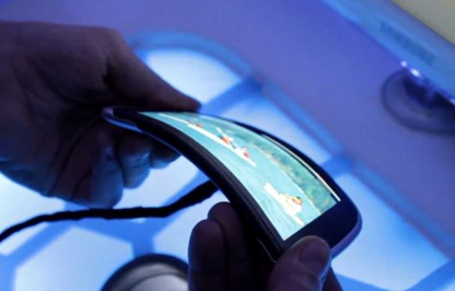 Le Nokia Kinetic, un prototype d'écran flexible intégré à un smartphone. Le Nokia Kinetic, un prototype d'écran flexible intégré à un smartphone.