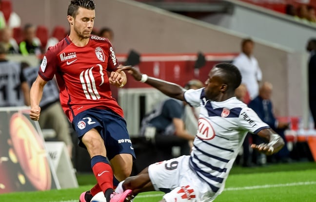 Sébastien Corchia à la lutte avec Maxime Poundjé lors du match aller entre Lille et les Girondins, en août 2015. Sébastien Corchia à la lutte avec Maxime Poundjé lors du match aller entre Lille et les Girondins, en août 2015.