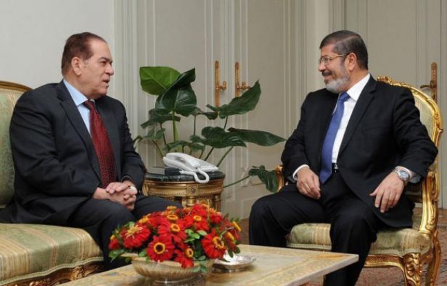 L'islamiste Mohamed Morsi, premier président démocratiquement élu en Egypte depuis la chute de Hosni Moubarak, s'est attelé lundi à la formation d'un gouvernement en attendant la remise du pouvoir exécutif d'ici la fin de la semaine par le pouvoir militaire. L'islamiste Mohamed Morsi, premier président démocratiquement élu en Egypte depuis la chute de Hosni Moubarak, s'est attelé lundi à la formation d'un gouvernement en attendant la remise du pouvoir exécutif d'ici la fin de la semaine par le pouvoir militaire.