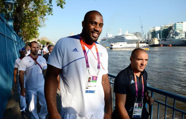 Le judoka français Teddy Riner, avec Larbi Benboudaoud (à dr.), lors de la présentation des équipes de France, à Londres, le 26 juillet 2012. Le judoka français Teddy Riner, avec Larbi Benboudaoud (à dr.), lors de la présentation des équipes de France, à Londres, le 26 juillet 2012.