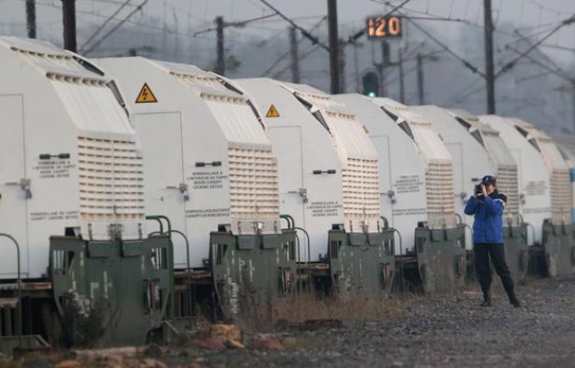 Le train convoyant des déchets nucléaires allemands, le 24 novembre 2011, à Rémilly (Moselle). Le train convoyant des déchets nucléaires allemands, le 24 novembre 2011, à Rémilly (Moselle).
