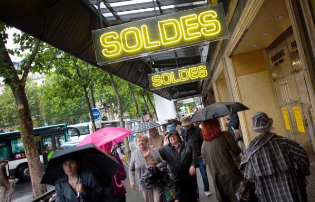 Le premier jour des soldes boulevard Haussmann à Paris le 27 juin 2012. Le premier jour des soldes boulevard Haussmann à Paris le 27 juin 2012.