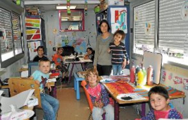 Partout où leurs parents se produisent, les enfants du cirque emmènent leur classe. Partout où leurs parents se produisent, les enfants du cirque emmènent leur classe.