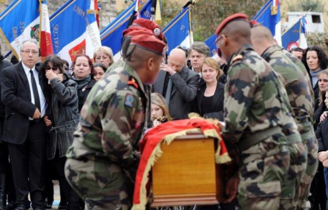 Deux avocats de familles des victimes de Mohamed Merah ont jugé mercredi les documents de la DCRI déclassifiés "insuffisants" pour connaître la vérité sur les tueries de Toulouse et Montauban, demandant la déclassification "des documents d'autres services", dont la DGSE. Deux avocats de familles des victimes de Mohamed Merah ont jugé mercredi les documents de la DCRI déclassifiés "insuffisants" pour connaître la vérité sur les tueries de Toulouse et Montauban, demandant la déclassification "des documents d'autres services", dont la DGSE.