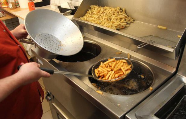 Des frites prêtes à sortir de l'huile bouillante. Des frites prêtes à sortir de l'huile bouillante.