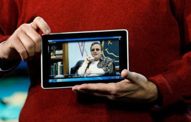 Le PDG de Microsoft, Steve Ballmer, présentant un prototype de tablet-PC fabriqué par HP, le 6 janvier 2010 à Las Vegas Le PDG de Microsoft, Steve Ballmer, présentant un prototype de tablet-PC fabriqué par HP, le 6 janvier 2010 à Las Vegas