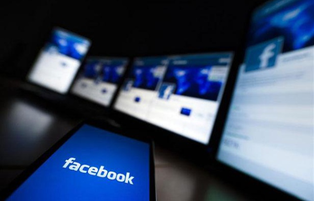 Des écrans connectés à Internet, Facebook. Des écrans connectés à Internet, Facebook.
